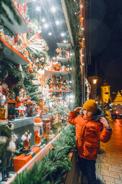 istock Little boy looking at store window on Christmas 1094124562