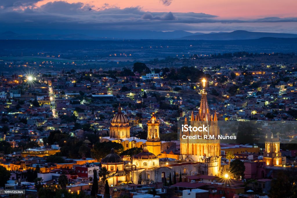 San Miguel de Allende al atardecer, Guanajuato, México - Foto de stock de San Miguel de Allende libre de derechos