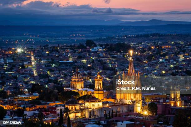 San Miguel De Allende Al Atardecer Guanajuato México Foto de stock y más banco de imágenes de San Miguel de Allende