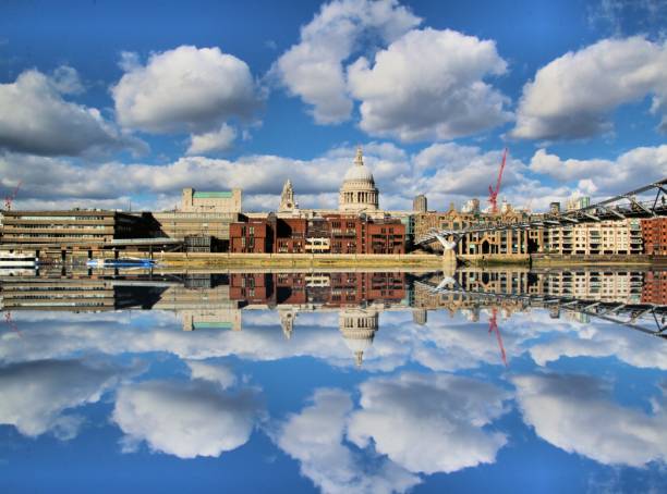 una vista della cattedrale di st pauls attraverso il tamigi con riflessione - st pauls cathedral travel destinations reflection london england foto e immagini stock