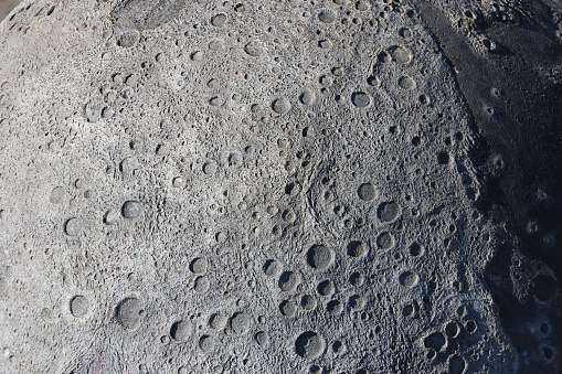 Una imagen de cráteres en la superficie de la luna. photo