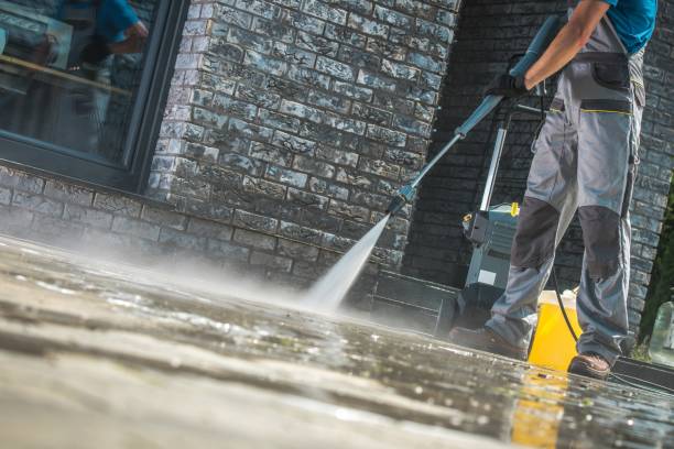 hommes, allée de lavage - driveway photos et images de collection