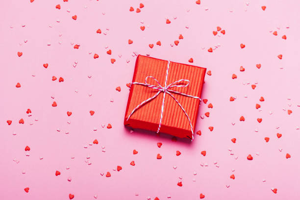 fondo de vacaciones rosa con caja de regalo presente y corazones sobre fondo. - heart shape christmas defocused multi colored fotografías e imágenes de stock