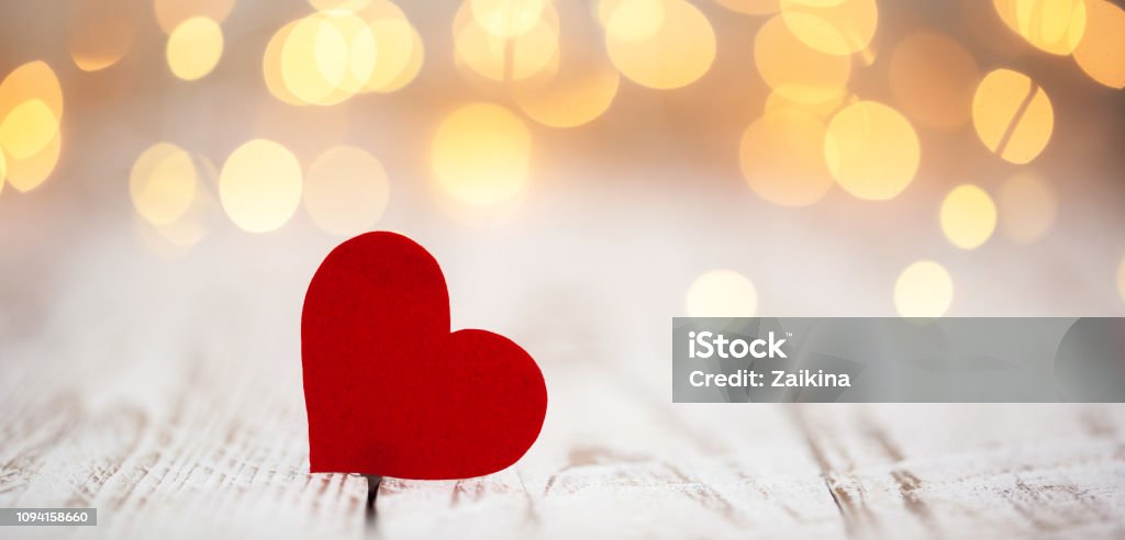 Roten Papierherzen auf leichte Bokeh Hintergrund. Valentinstag Hintergrund. - Lizenzfrei Liebe Stock-Foto