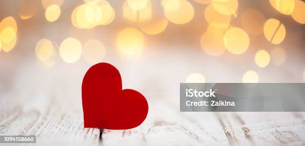 Cuori Di Carta Rossa Su Sfondo Bokeh Chiaro Sfondo Di San Valentino - Fotografie stock e altre immagini di Amore