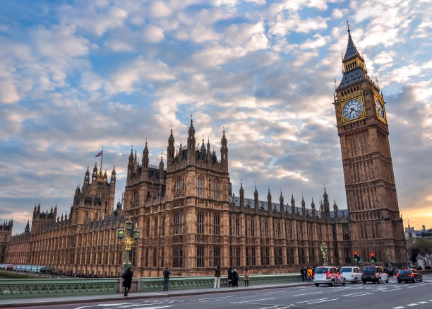maisons du parlement et de big ben au coucher du soleil, london, uk - clock tower photos photos et images de collection