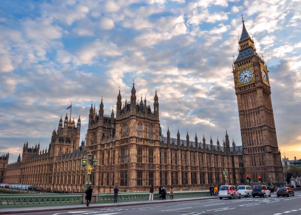 здание парламента и биг-бен на закате, лондон, великобритания - city of westminster стоковые фото и изображения