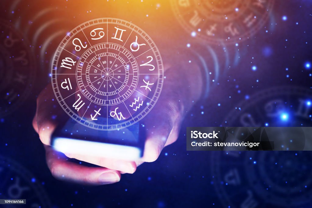 Concept de l’astrologie smartphone app - Photo de Signes du Zodiaque libre de droits