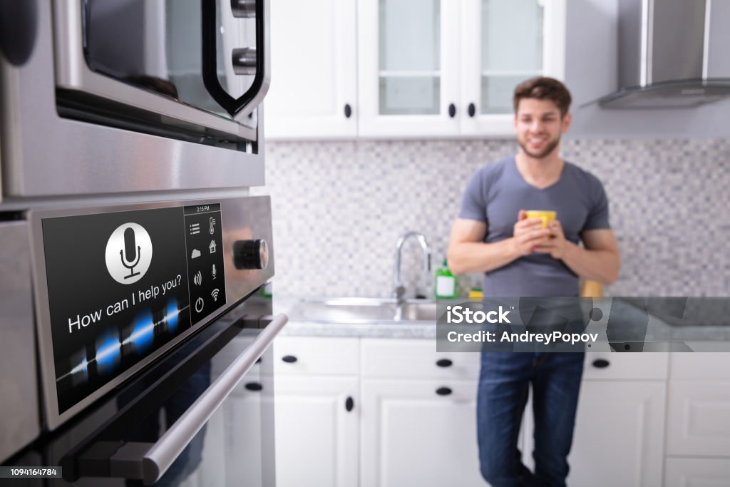 Man Looking At Ofen mit Spracherkennung - Lizenzfrei Intelligenz Stock-Foto