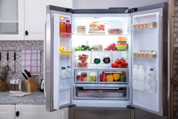 primo piano di un frigorifero aperto - frigorifero foto e immagini stock