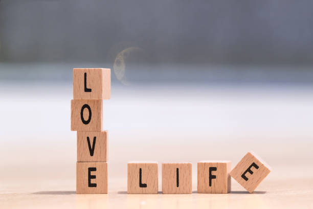 деревянные кубики со словами люблю жизнь на нем - love life стоковые фото и изображения