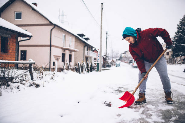 mann mit schneeschaufel - snow cleaning stock-fotos und bilder