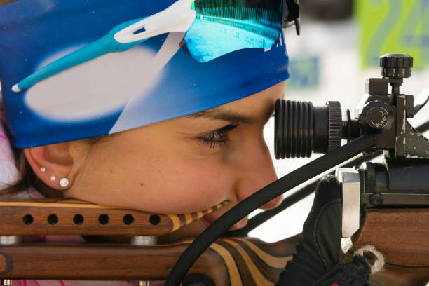 zbliżenie shot młodych kobiet biathlon konkurenta praktykujących cel fotografowania - sports equipment winter day sunlight zdjęcia i obrazy z banku zdjęć