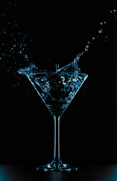 koktajl martini szkło ciecz splash na czarnym tle - gin tonic water martini olive zdjęcia i obrazy z banku zdjęć
