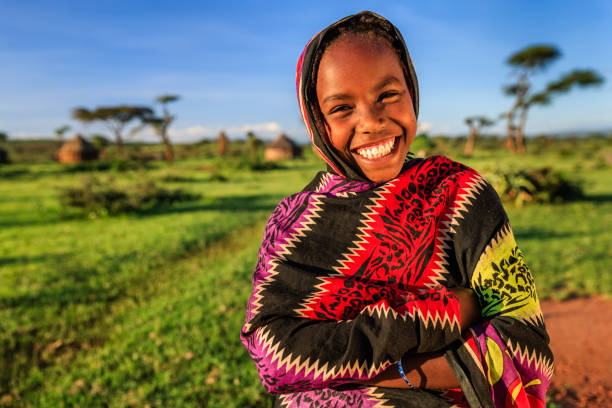 chica joven de borana tribu, sur de etiopía, áfrica - africa child village smiling fotografías e imágenes de stock