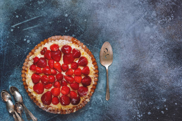 schöne erdbeer torte mit einem mürbeteig gemacht, gefüllt mit creme und erdbeeren glasiert - strawberry tart stock-fotos und bilder