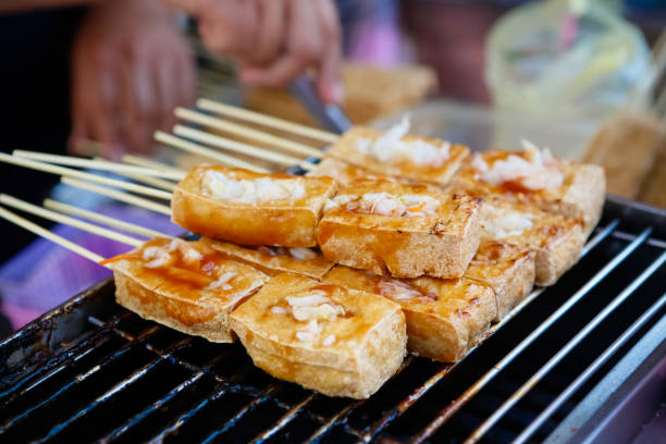 comida de rua de taiwan: tofu fedido - fried tofu tofu vegetable vegetarian food - fotografias e filmes do acervo
