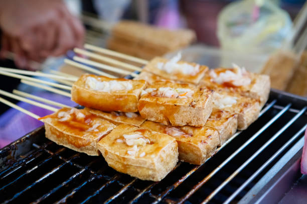 comida de rua de taiwan: tofu fedido - barbecue grill broiling barbecue vegetable - fotografias e filmes do acervo
