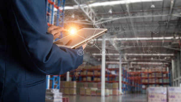 concetto logistico e di trasporto: businessman manager che utilizza il controllo e il controllo e la pianificazione del tablet per la logistica del magazzino modern trade. - warehouse freight transportation checklist industry foto e immagini stock