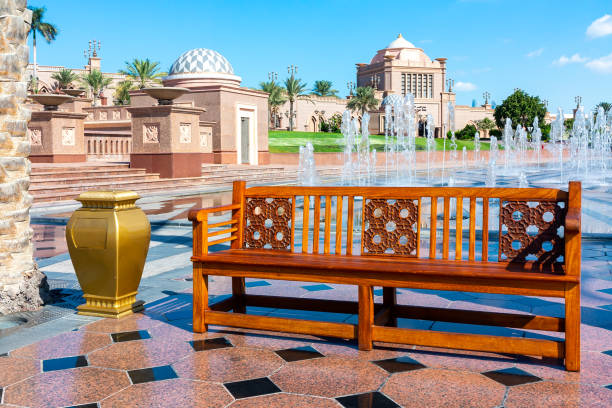 abu dhabi, emirati arabi uniti - 13 dicembre 2018: elementi fontana e paesaggio nel centro di abu dhabi vicino all'emirates palace - panca e urna dorata a forma di vaso - emirates palace hotel foto e immagini stock