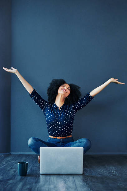 quand votre écraser rejoint votre réseau social - arms outstretched arms raised studio shot adult photos et images de collection