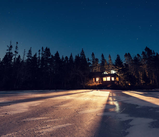 haus unter den sternen - lake night winter sky stock-fotos und bilder