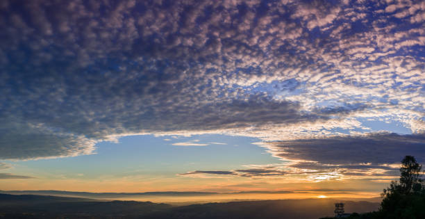 驚くべき雲山ディアブロ; の上部から見た夕暮れ空を引き継ぐ背景に霧で覆われてサンフランシスコ湾mt ディアブロ州立公園、カリフォルニア州コントラコスタ郡 - mt diablo state park ストックフォトと画像