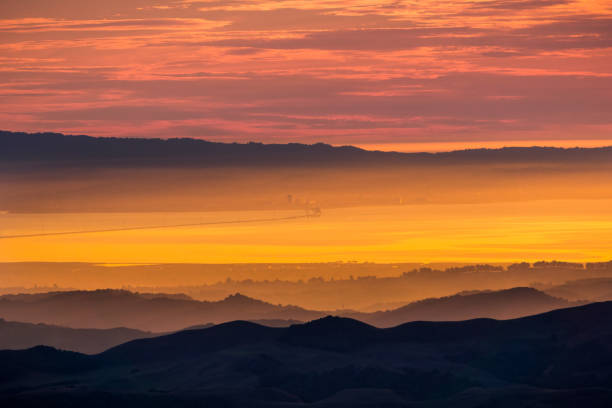 bahía de san francisco y san mateo puente al atardecer visto desde la mt diablo cumbre, mt diablo state park, condado de contra costa, san francisco bay area, california - hill dusk sunset heat haze fotografías e imágenes de stock