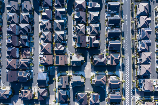 área residencial brilhante sob luz solar - car driving transportation tokyo prefecture - fotografias e filmes do acervo