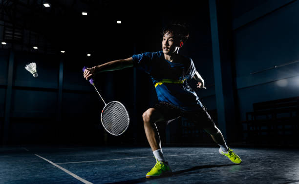 asiatische badmintonspieler trifft vor gericht - individual event england uk theatrical performance stock-fotos und bilder