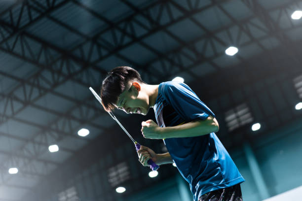 jogador de badminton asiáticos está contente que ele marcou - badminton court - fotografias e filmes do acervo