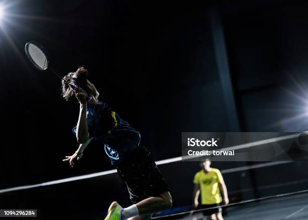 Jugador Asiático De Bádminton Está Golpeando En La Corte Foto de stock y más banco de imágenes de Bádminton - Deporte