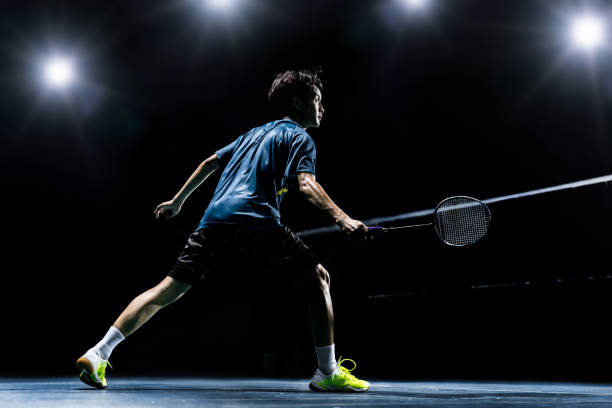 jogador de badminton nos jogos asiáticos é bater no tribunal - badminton court - fotografias e filmes do acervo