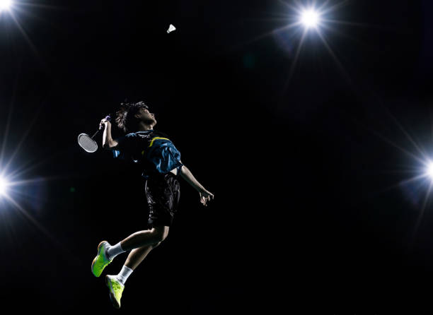 jugador de bádminton asiática está golpeando en la corte - racket ball indoors competition fotografías e imágenes de stock