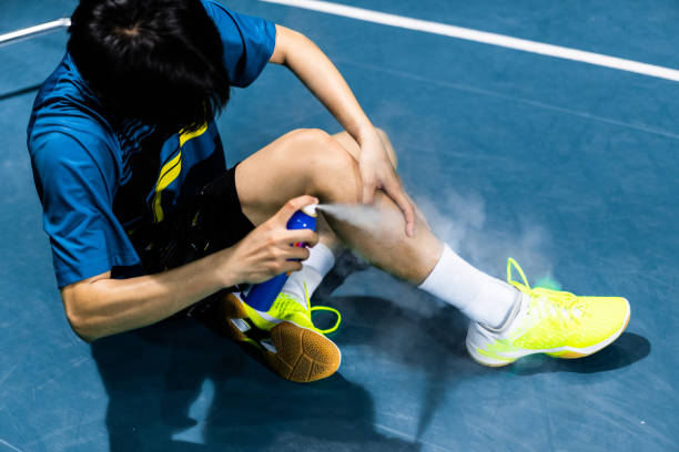 아시아 배드민턴 선수는 다리에 부상, 그가 경련 하 고 스프레이 사용 하 여 - cramping 뉴스 사진 이미지