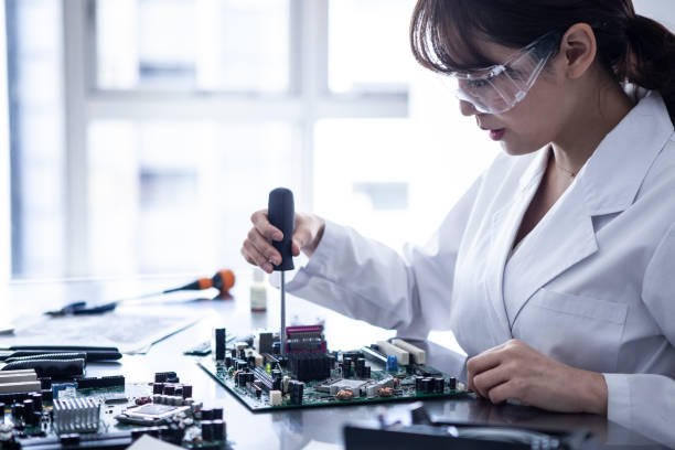 mujer investigadora que realiza un trabajo electrónico. - technology computer chip industry electrical equipment fotografías e imágenes de stock