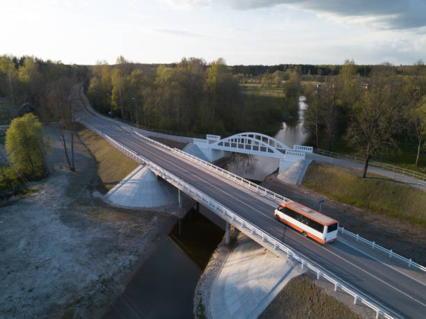 pedistrian e auto ponte através do rio vircava, em mezciems, jelgava. letônia. - jelgava - fotografias e filmes do acervo