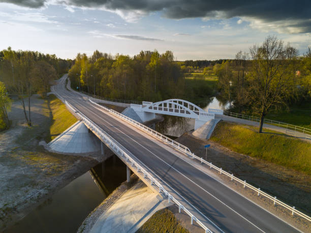 pedistrian e auto ponte através do rio vircava, em mezciems, jelgava. letônia. - jelgava - fotografias e filmes do acervo