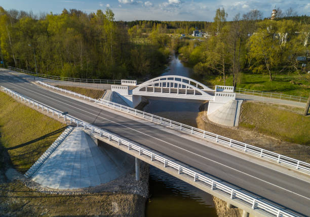 pedistrian e auto ponte através do rio vircava, em mezciems, jelgava. letônia. - jelgava - fotografias e filmes do acervo