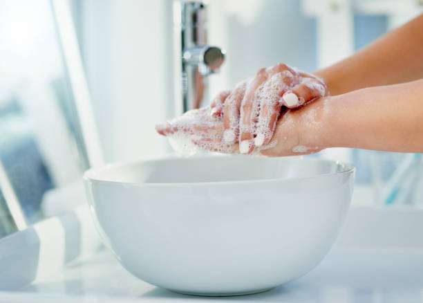 higiene começa em casa - one person sink washing hands bathroom - fotografias e filmes do acervo