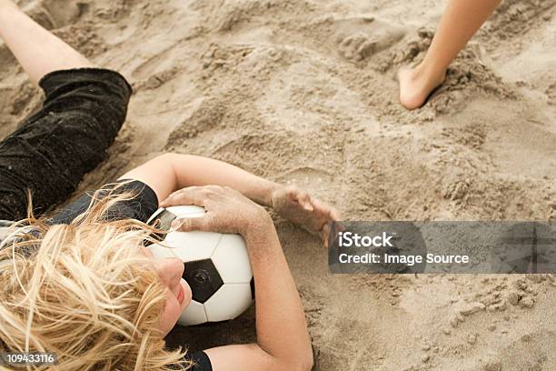 Boys On Beach With Football 하이 앵글에 대한 스톡 사진 및 기타 이미지 - 하이 앵글, 아이, 해변