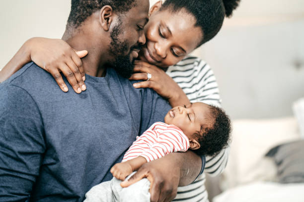 daily parents activity - two parent family couple family african ethnicity imagens e fotografias de stock