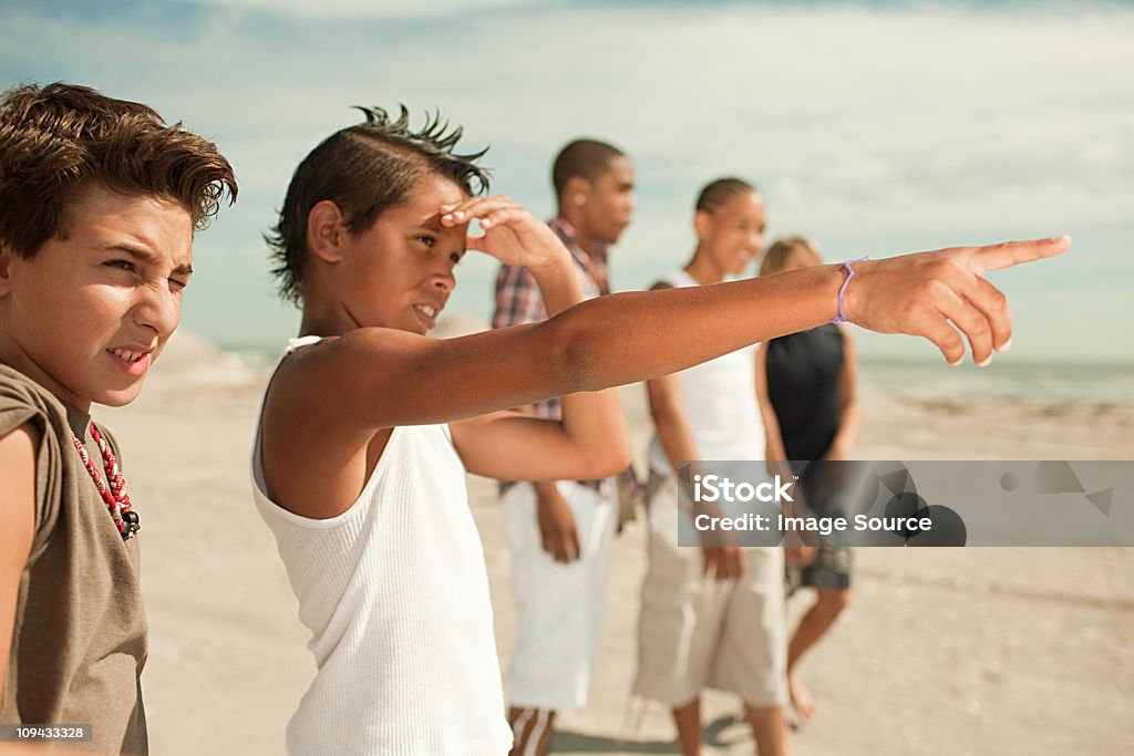 Meninos na praia, um menino apontando - Foto de stock de Cobrindo os Olhos royalty-free