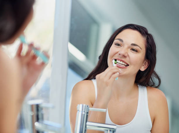 sparkly teeth, sparkly day - brushing teeth women toothbrush brushing imagens e fotografias de stock