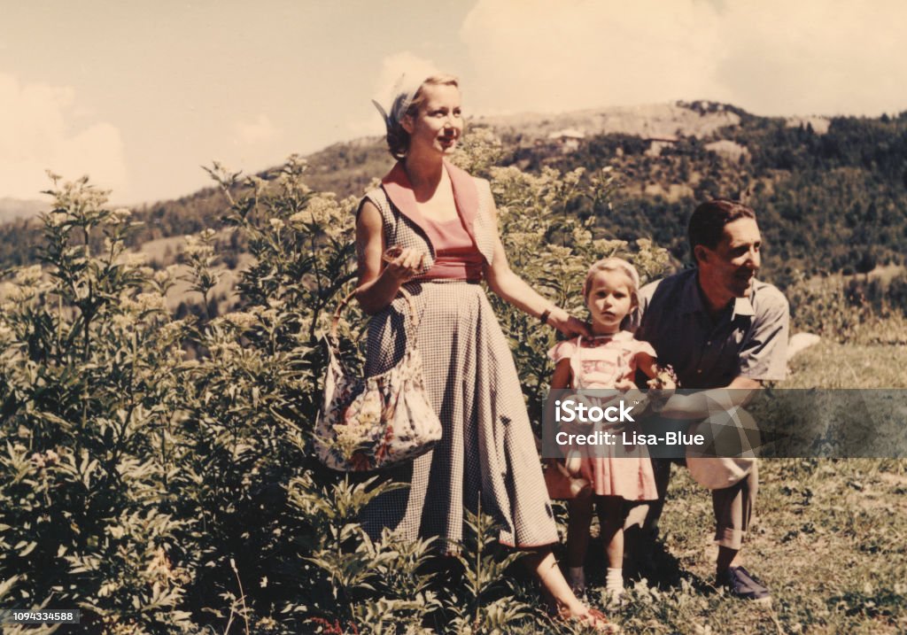 Glückliche Familie im Urlaub in den Bergen, 1952 Dolomiten Alpen - Lizenzfrei Fotografisches Bild Stock-Foto