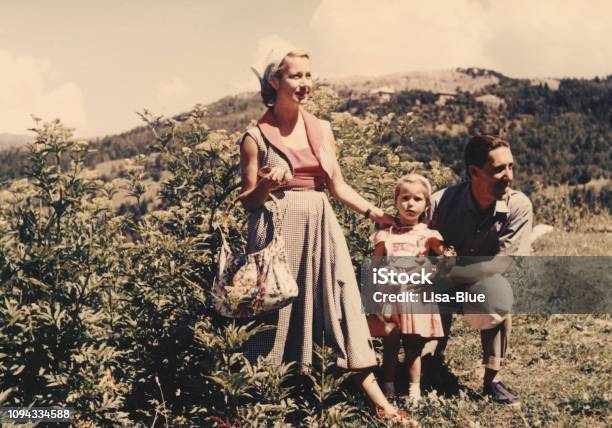 Glückliche Familie Im Urlaub In Den Bergen 1952 Dolomiten Alpen Stockfoto und mehr Bilder von Fotografisches Bild