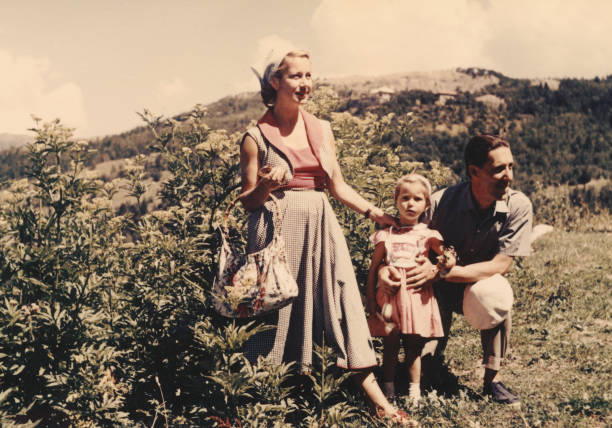 familia feliz de vacaciones en la montaña, alpes dolomitas de 1952 - antigualla fotos fotografías e imágenes de stock