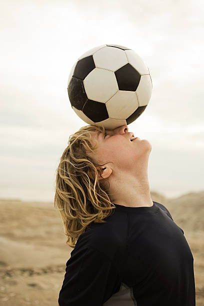 jungen ausgleich fußball mit kopf - queens head stock-fotos und bilder