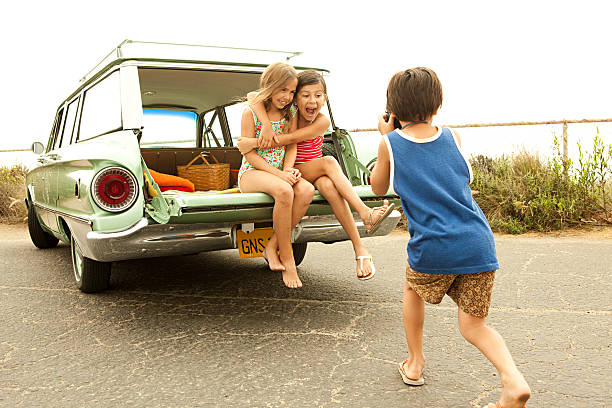 drei kindern sitzen auf der rückseite der estate auto fotografieren - kombi stock-fotos und bilder