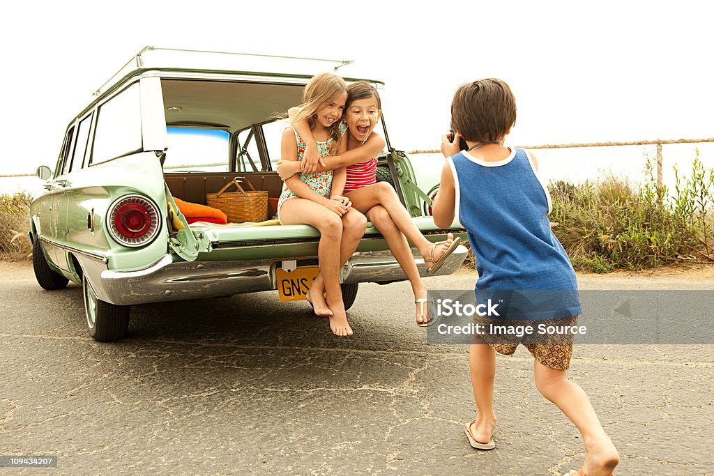 Трех детей Сидеть на спине estate автомобиль фотографии - Стоковые фото Отпуск роялти-фри